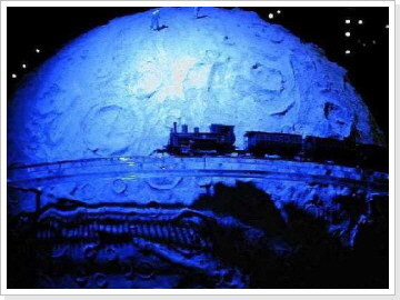 Selbst der Mann im Mond hat seine Modelleisenbahn Selbst der Mann im Mond hat seine Modelleisenbahn